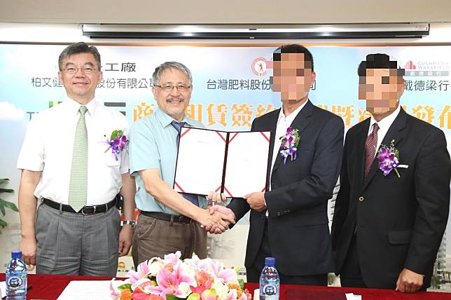 台肥公司前董事長康信鴻（左二）與為台肥公司總經理黃耀興（左一）。圖／聯合報系資料照片