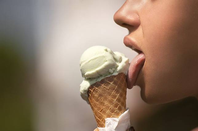 ▲一名女網友發文，表示自己日前買了哈根達斯冰淇淋，也發現了一個小驚喜，開心地直呼「第一次遇到」。（示意圖，圖中人物與當事者無關／取自pixabay）