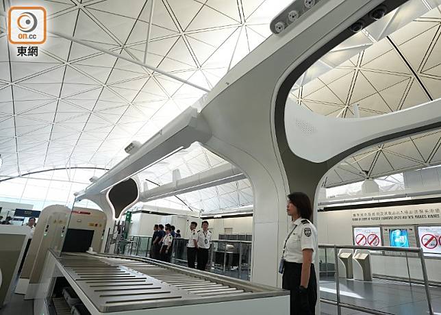 香港國際機場將於下月2日起，分階段改用智能安檢系統。（黃仲民攝）