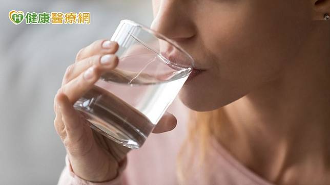 營養師李祥瑞表示，清腸計畫等到假日才進行，那真的是太晚了，因為每天吃進去的熱量天天都在吸收。