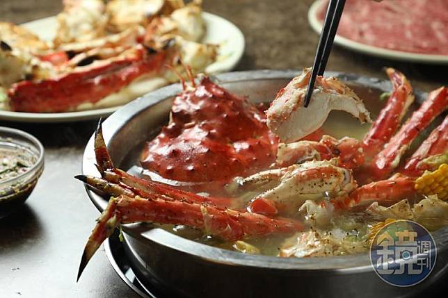 帝王蟹和蔬菜、番茄、玉米、蛤蜊高湯煮成火鍋，湯頭清甜，蟹肉飽滿。（帝王蟹約9台斤，10,800元／隻）