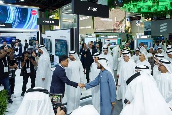 H.H. Sheikh Mohammed Bin Rashid Al Maktoum, Vice-President and Prime Minister of the UAE, visits H3C booth