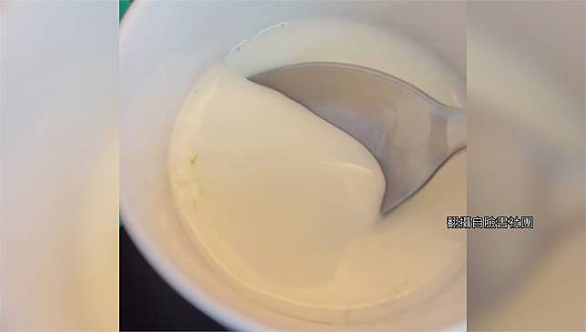 民眾購買美式賣場牛奶，一加熱竟凝固成了豆花狀。圖／翻攝自網路