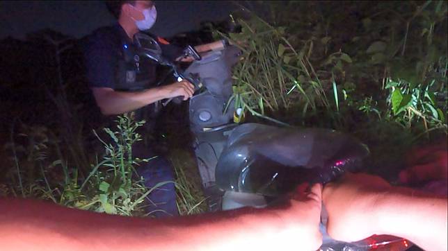 鹽行所警方在草叢中搜索多時，終於找到陳男摔落水溝的機車並移置到路面。(讀者提供)