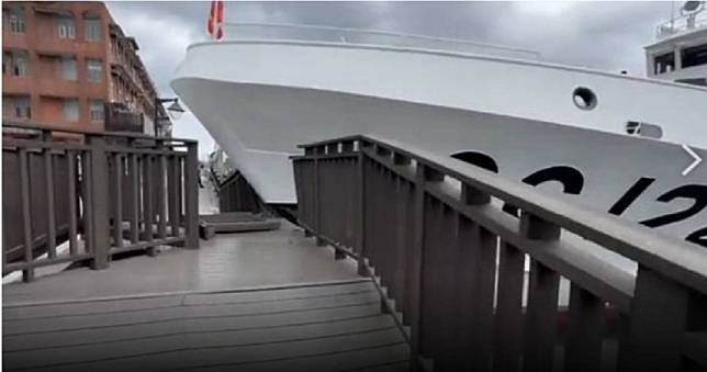 海巡500噸級「南投艦」失控插進基隆港　遊客嚇傻！觀景步道毀損