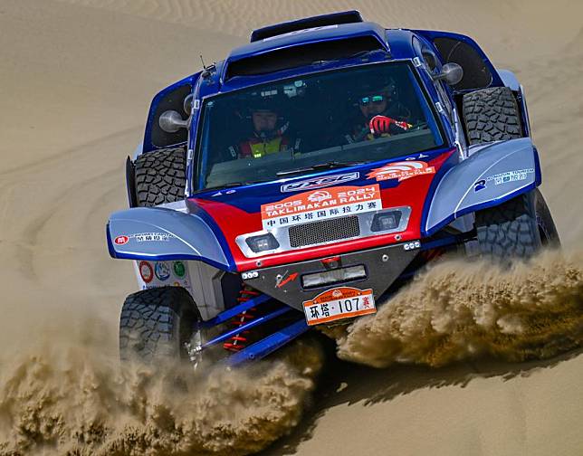 Driver Zi Yunliang of China and his pilot Sha He of China compete during the second stage at the 2024 Taklimakan Rally in Kashgar, China's northwestern Xinjiang Uygur Autonomous Region, May 22, 2024. (Xinhua/Chen Shuo)