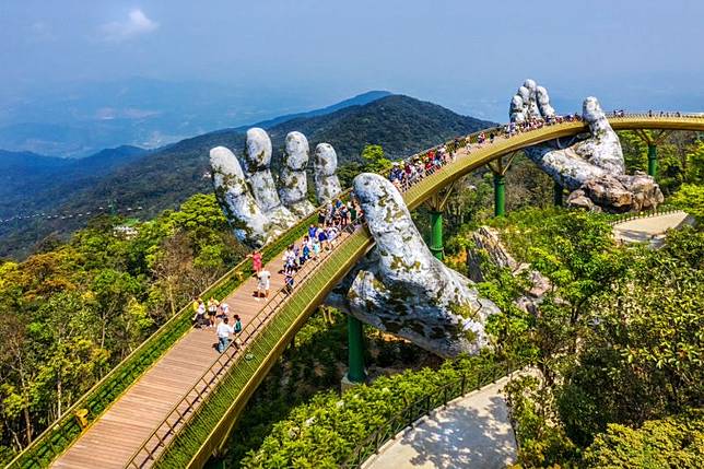 五福旅遊近期推出搭星宇航空飛越南峴港的五日行程，每人最低26,700元起並且包含兩地機場稅金及落地簽證費用，目前架上只有限定4團，分別是10/28、29、30、31出發。