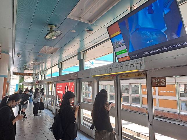 選定尖峰時間人潮站間流量較大的車站月臺設有「導引光條」，依照車廂擁擠度同步顯示綠、黃、橘、紅等不同顏色，方便旅客，掌握即將進站列車內的人潮狀況。（北捷提供）