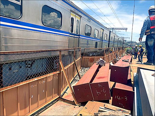 「C214標」南台南站路段地下化工程發生吊裝鋼柱時撞及圍籬，影響列車行駛現場。(鐵道局南部工程處提供)