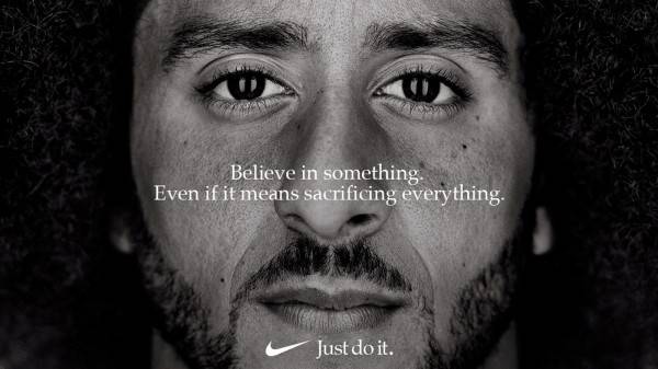 知名美國運動品牌Nike廣告代言人找來「不愛國」職業美式足球員卡佩尼克(Colin Kaepernick，圖中)，自推出廣告以來，Nike的市值已增長了60億美元(約新台幣1840億元)。(路透)