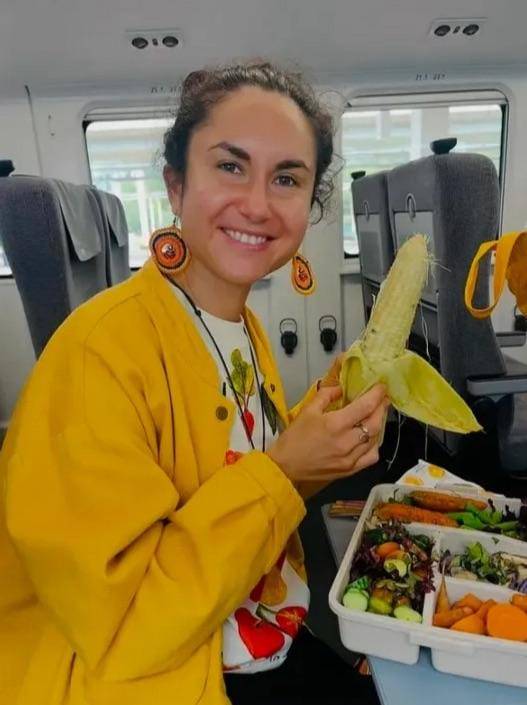 「曼然蔬食」是由熱愛台灣蔬果的食物家藝術家譚曼然創立的品牌，但譚曼然卻因最近的言論不當陷入罵聲。 圖：翻攝自Threads@manran_vegan_artist