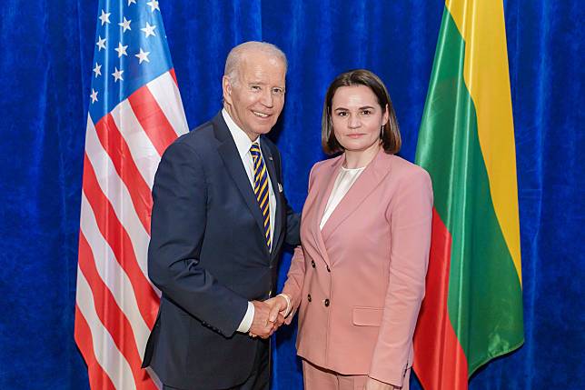 美國總統拜登(Joe Biden)12日在立陶宛首都維爾紐斯，和白俄羅斯反對派領袖季哈諾夫斯卡婭(Svetlana Tikhanovskaya)見面。(圖:@Tsihanouskaya)