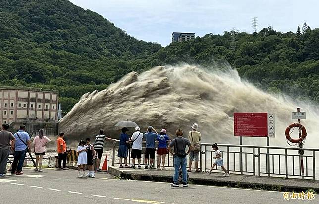 石門水庫12日改以排砂隧道、發電鋼管及PRO等放流設施進行調節性放水。(記者李容萍攝)