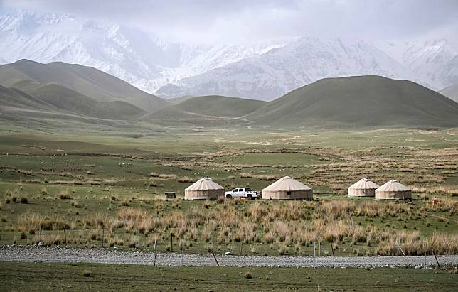 This photo taken on May 31, 2023 shows an alpine pasture in the Kunlun Mountains area in Qira County of Hotan Prefecture, northwest China's Xinjiang Uygur Autonomous Region. (Xinhua/Hu Huhu)