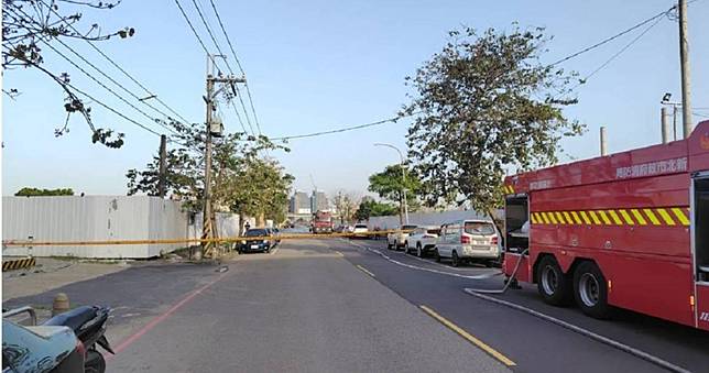 小心！泰山文程路「工地整地」挖斷瓦斯管　警消到場灑水戒備