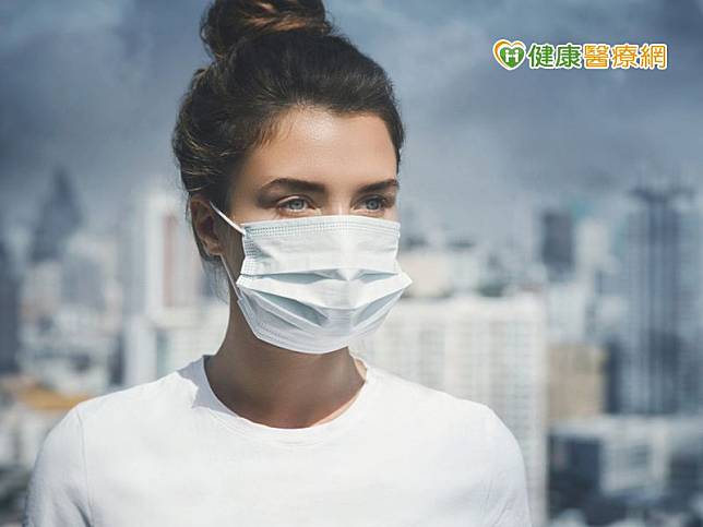 空氣品質差，細懸浮微粒（PM2.5）濃度偏高時，國民健康署提醒民眾，若有眼痛、咳嗽或喉嚨痛等不適症狀，應避免戶外活動。