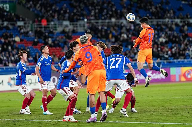 Liu Yang (1st R) of Shandong Taishan jumps for a header during the quarterfinal second leg match against Yokohama F. Marinos at the 2023-2024 AFC Champions League in Yokohama, Japan, March 13, 2024. (Xinhua/Zhang Xiaoyu)