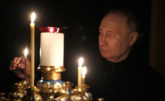 普丁「眼眶泛紅」點燃蠟燭哀悼恐攻罹難者。 圖：翻攝kremlin網站