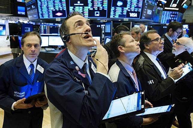 Traders work on the floor of the New York Stock Exchange watch stock gyrations amid fears of a global recession. Photo: EPA-EFE