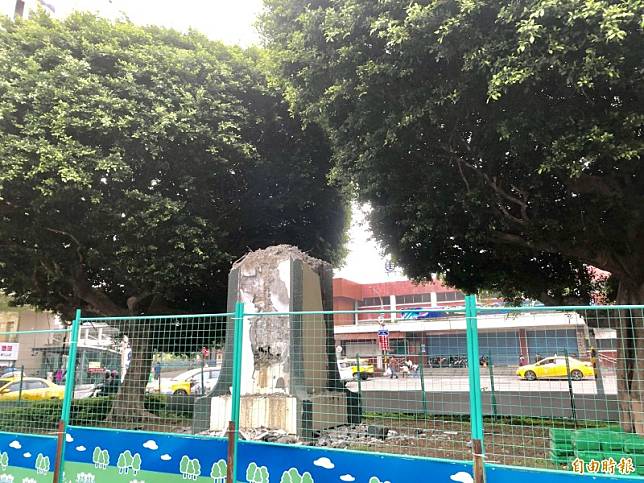 矗立在站前的蔣公銅像，如今僅剩基座，周邊是拆除後留下的瓦礫，場面慘不忍睹。(記者魏瑾筠攝)