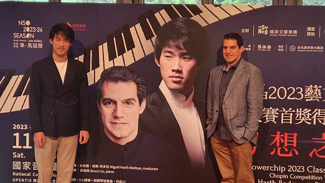 2021年波蘭蕭邦國際大賽首獎得主劉曉禹(左)18日將與NSO，秘魯指揮家米格爾・哈斯－貝多亞(右)，獻演在蕭邦大賽中演出的獲獎曲目「蕭邦E小調第一號鋼琴協奏曲」。(江昭倫 攝)