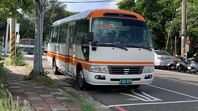 新竹市政府表示，考量學生乘車需求，11日起科技之 星83路公車路線所有班次將延駛至成德高中站，調整 成「成德高中–清華大學路線」擴大服務範圍。 （新竹市政府提供） 中央社記者郭宣彣傳真 113年10月11日