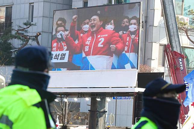 Policemen keep guard near the site of a gathering held by supporters of the impeached President Yoon Suk-yeol near the presidential residence in central Seoul, South Korea, Jan. 3, 2025. (Xinhua/Yao Qilin)