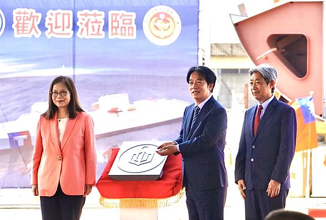 海委會海巡署艦隊分署「首艘高緯度遠洋巡護船安放龍骨典禮」二十八日在高雄台船廠區舉行，總統賴清德（中）合影。　　　　　　　　　　　　　　　　　　（中央社）