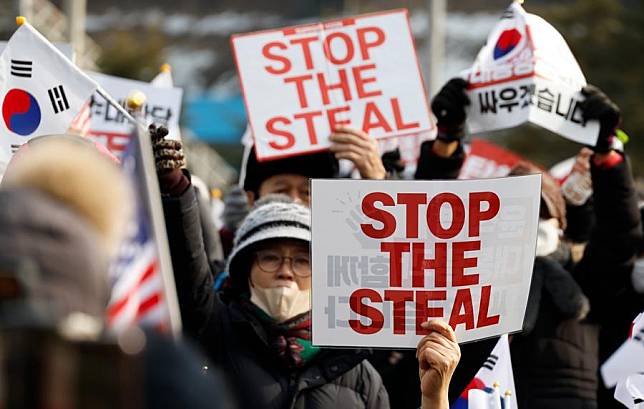 Supporters of arrested South Korean President Yoon Suk-yeol gather outside the Seoul Detention Center during a rally in Uiwang, South Korea, Jan. 16, 2025. (Jun Hyosang/Xinhua)