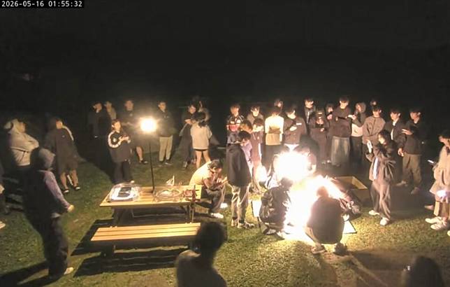 今凌晨民眾直接現場打戰鬥陀螺嗨翻。（翻攝YT「陽明山國家公園管理處INFO」）