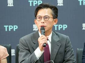 對於記者謝幸恩的請辭聲明黃國昌表達感動；反批全台養最大狗仔集團的鏡傳媒，還有資格指責別人養狗仔，「要不要拿鏡子照照自己」？（圖：立委張啟楷辦公室提供）
