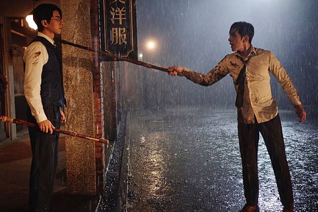 傅孟柏（左）與李國毅（右）雨中劍道對決成為上週民視首播收視高點。（欣蘭企業提供）