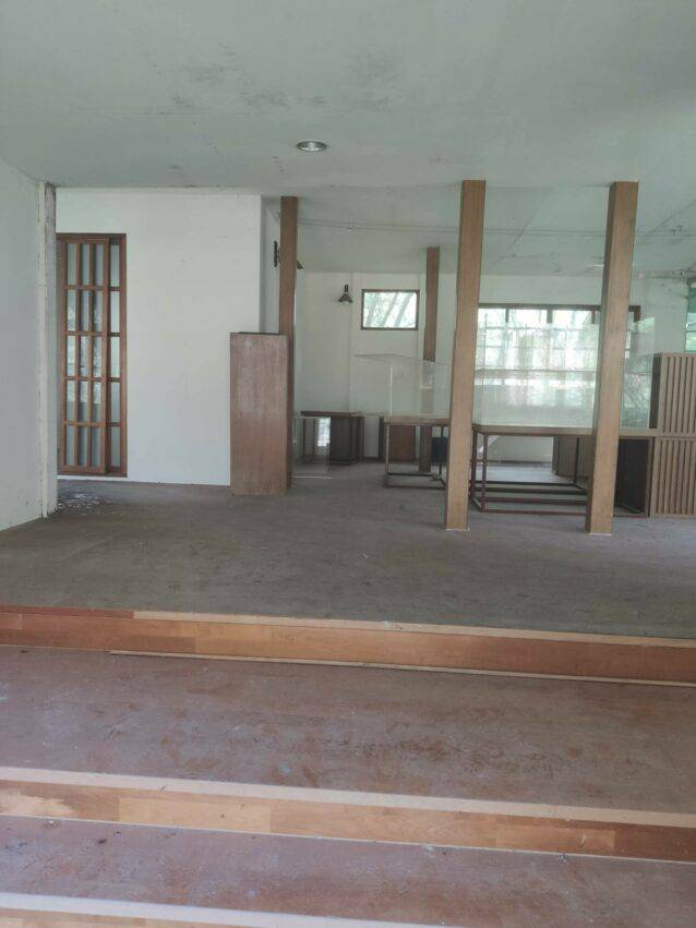 已人去樓空的建築內部（蔣公行館）