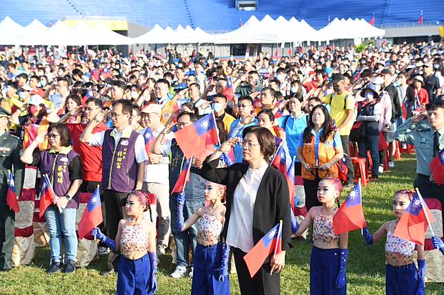 彰化縣政府盛大舉辦「讓愛集十」健行暨公益園遊會，歡度國慶，場面熱烈。（圖：李河錫攝）