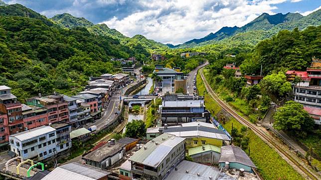 平溪老街坐落在靜謐的山間，鐵道與古厝呈現懷古風情之美。   圖：新北市觀旅局提供