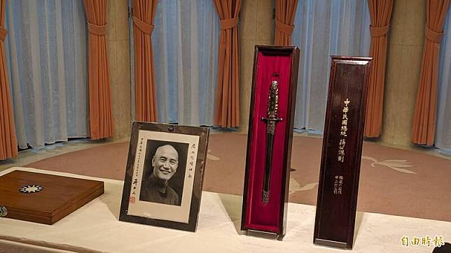 日本雕刻之森藝術文化財團天捐贈蔣介石相關文物給國史館，包括一把珍貴的短劍「中正劍」。(記者林翠儀攝)