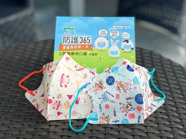 兒童立體醫療口罩有印有可愛乳牛演奏樂器圖案，以及印有氣球、禮物盒、煙火等歡慶氣氛感圖案，不論哪一款都超繽紛，超級可愛。（圖片提供/全聯福利中心）