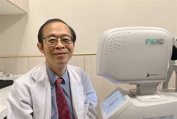 中國醫藥大學新竹附設醫院眼科部主任陳瑩山表示，這種低視能復健主要是利用「微視野計」的訓練方式，不需要開刀，不需要雷射，相對安全及有效。（圖片／中國醫藥大學新竹附設醫院提供）