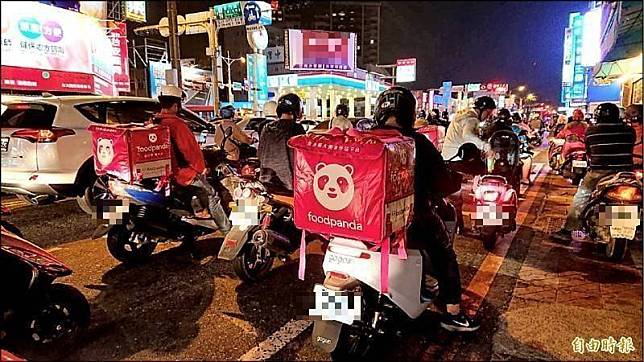 國內武漢肺炎疫情嚴峻，許多民眾透過外送平台點餐或購買生活物資，並選擇刷卡等線上付款方式來防疫。示意圖與本新聞無關。(資料照)