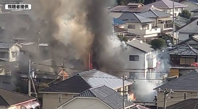 日本新年假期火警頻傳。圖為愛媛松山姬原2丁目一棟房屋發生祝融。（圖／NNN）