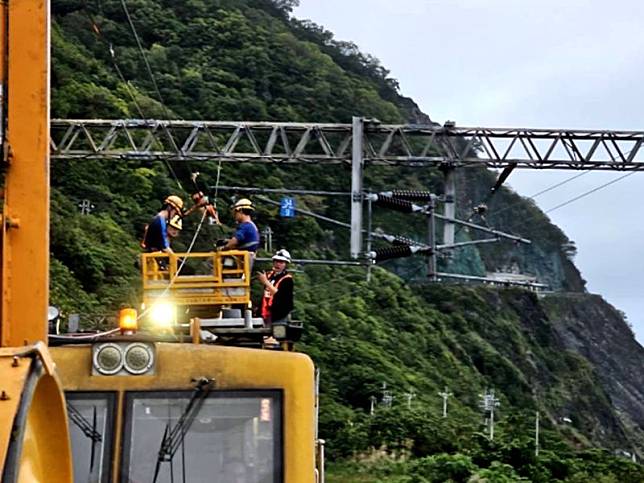 台鐵北迴線電線故障列車停擺 影響百名乘客