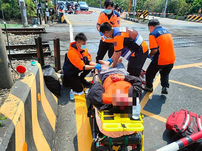 台鐵柳營一處平交道，單車和區間車擦撞，單車騎士骨折和擦挫傷被送醫救治。 （民眾提供）