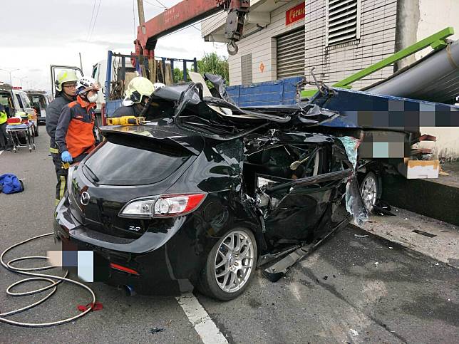 宜蘭縣五結鄉濱海公路今（28）日發生一起自小客車撞上停在路旁的大貨車，造成在大貨車後方的司機被撞至車底下身亡