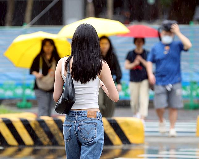 滯留鋒面影響，今天全台天氣不穩都有降雨，盡管晚間雨勢將趨緩，明天各地仍有短暫陣雨或雷雨。記者林澔一／攝影