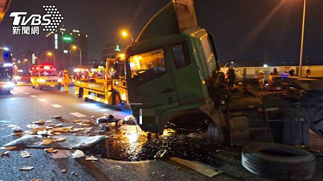 國1東湖段晚間發生嚴重事故。（圖／TVBS）