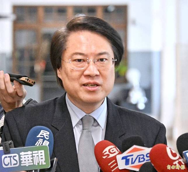內政部長林右昌9日出席第11屆台灣景觀大獎頒獎典禮，並接受媒體採訪。(記者方賓照攝)