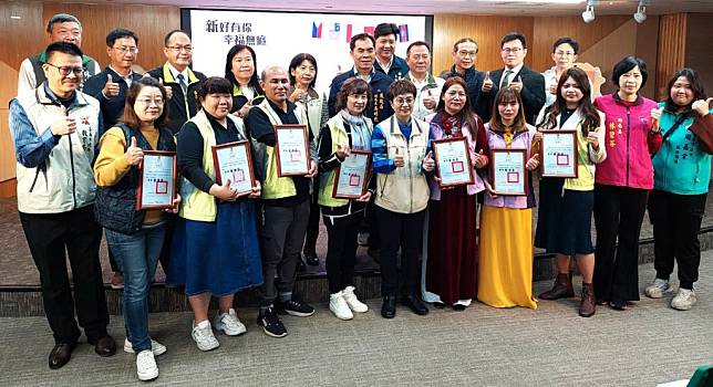 副市長趙卿惠頒發感謝狀給越南籍、印尼籍講師，講授新興的反毒知識，協助外籍人士遠離毒害。（記者葉進耀翻攝）