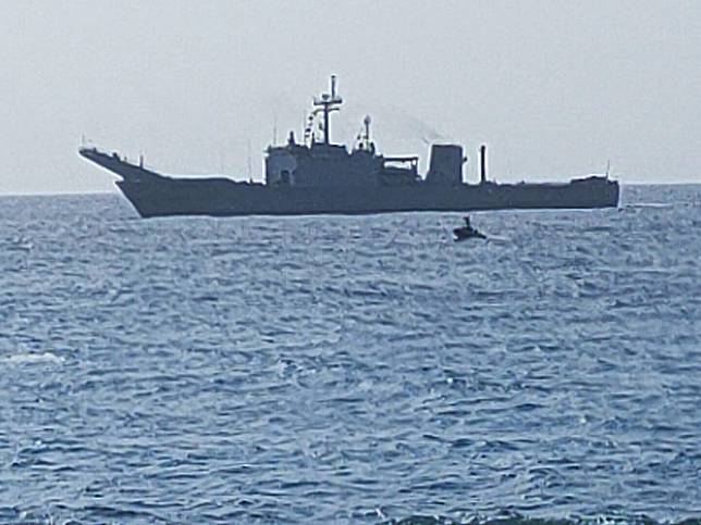 台東知本外海停泊一艘載著三輛ＡＡＶ７兩棲突擊車的中和級戰車登陸艦。（記者鄭錦晴攝）