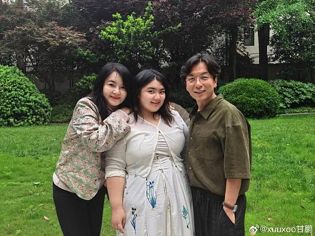 胡慧中（左起）帶著女兒何嘉珍與媒體人甘鵬一同造訪上海華山路的周璇故居。翻攝微博
