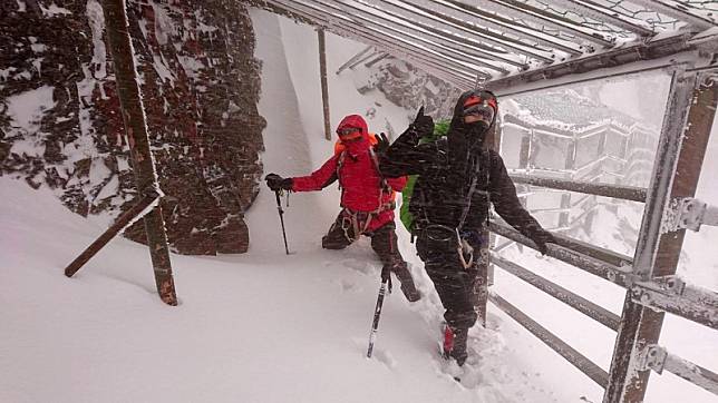山友28日在厚厚積雪中攀登玉山步步為營，下山提供照片給玉管處。(玉管處提供)